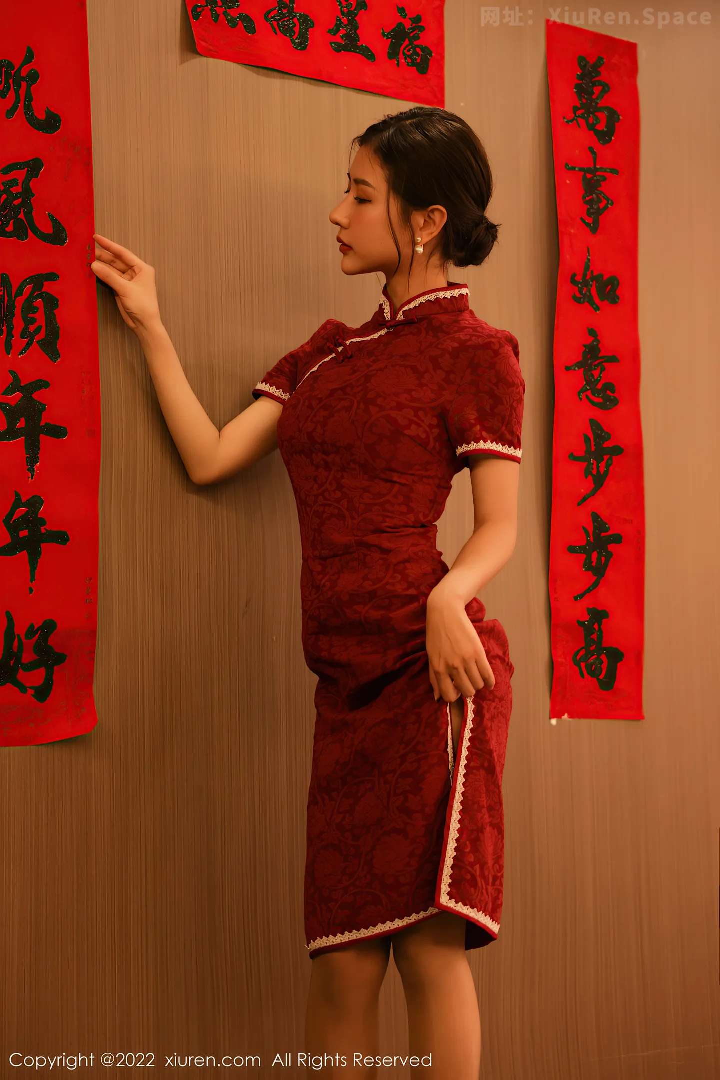 图片[4]-[XiuRen秀人网]VOL.4508 模特尹甜甜新年主题红色韵味旗袍半脱露豪乳遮点极致诱惑写真50P-秀人网官方网站
